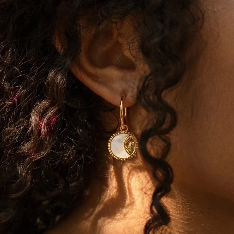 Pendientes concha de acero inoxidable con revestimiento de sol y luna de estilo vintage